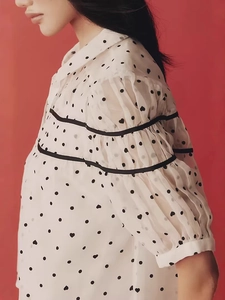 Blouse française à col carré avec manches bouffantes et motif à pois noirs chic