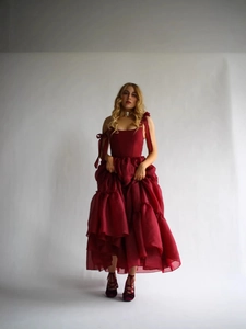 Robe midi élégante en tulle rouge foncé à volants avec nœuds aux épaules