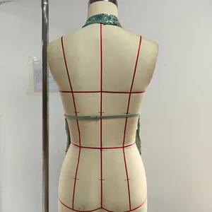 Détail du haut dos nu à paillettes bleu sarcelle avec broderies et nouage au dos