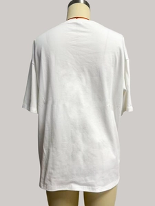 Vue arrière d'un t-shirt blanc en coton coupe oversize avec col rond sur un mannequin