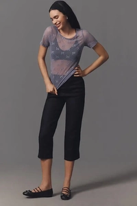 T-shirt en résille violette transparente à motifs de nœuds blancs et pantalon capri noir