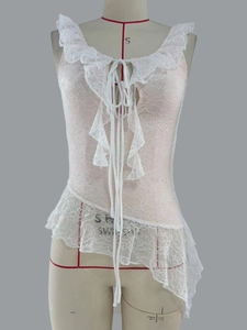 Détail d'un haut en dentelle blanche avec col en V à volants et ourlet à cordon de serrage