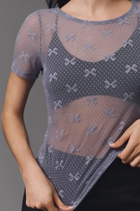 Détail du haut en tulle gris-violet transparent avec motifs nœuds et pois