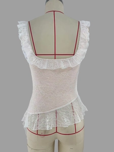 Détail du haut en dentelle blanche montrant les volants et l'ourlet asymétrique sur un mannequin
