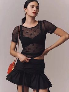 T-shirt femme en dentelle noire transparente avec broderie nœud et jupe à volants