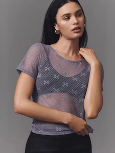 T-shirt transparent en maille violet clair avec texture à nœuds et manches courtes