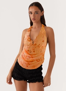 Vue détaillée du haut dos nu orange avec broderie florale complexe en paillettes dorées