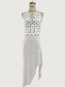 Detailansicht des weißen Polka-Dot-Halter-Oberteils mit Plissee und passendem Rock