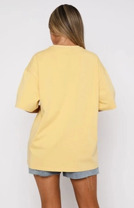 T-shirt jaune oversize en coton avec épaules tombantes vue de dos sur mannequin