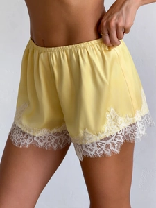 Pantaloncini da notte in raso giallo con bordo in pizzo bianco e vita alta elastica