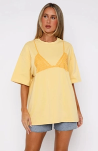 Détail du t-shirt jaune oversize avec imprimé graphique créatif de bikini orange