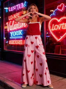 Straßenaufnahme eines Overalls mit Herzmuster und weitem Bein für Damen in Rot