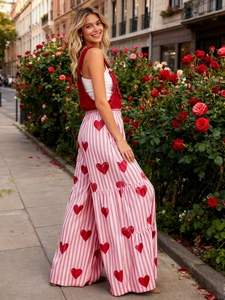Detail der High-Waist-Hose mit weitem Bein, roten Herz-Prints und vertikalen Streifen