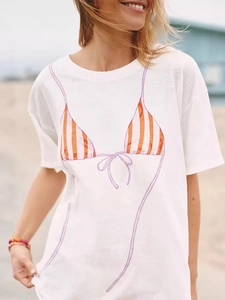 T-shirt blanc style urbain avec imprimé graphique bikini créatif en bord de mer