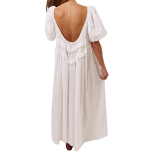 Dettaglio del vestito lungo bianco con scollatura a V sulla schiena, volant e maniche in pizzo