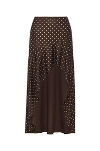 Detailansicht des dunkelbraunen Polka-Dot-Midirocks mit Rüschensaum und asymmetrischem Fall