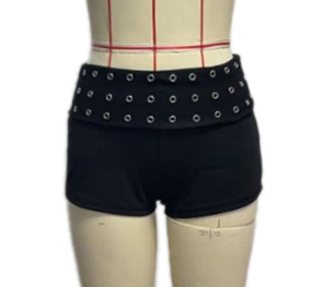Detail von schwarzer High-Waist-Shorts mit drei Reihen silberner Metallösen für Damen