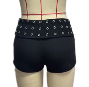 Detail der schwarzen High-Waist-Shorts mit drei Reihen silberner Metallösen an der Taille