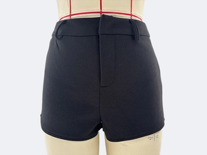 Detailansicht der schwarzen Stretch-Shorts mit hoher Taille und Gürtelschlaufen vorne