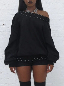 Sexy schwarzes schulterfreies Oberteil mit Metallösen und passenden Shorts für Damen