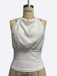 Détail du haut dos nu blanc avec texture plissée et large bande lisse à la taille
