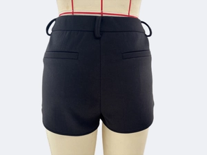 Detailansicht der Rückseite von schwarzen, elastischen High-Waist-Shorts an einer Schaufensterpuppe