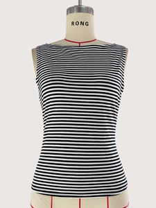 Détail d'un haut sans manches à rayures noires et blanches avec une coupe à col bateau