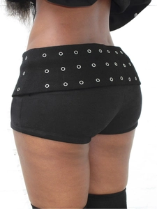 Detail der schwarzen Slim-Fit-Shorts mit breitem Umschlagbund und silbernen Metallösen