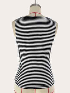 Gros plan sur le haut sans manches à rayures noires et blanches sur un mannequin, dos