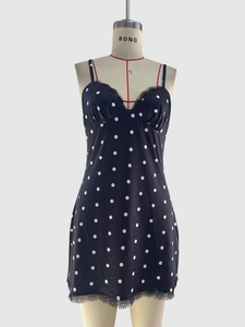 Vue détaillée de la robe nuisette en satin à pois noirs avec bordure en dentelle cil