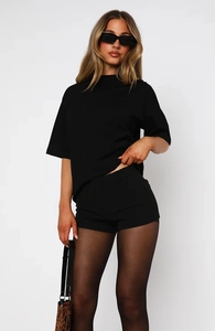 Detailansicht der schwarzen High-Waist-Slim-Fit-Shorts mit passendem T-Shirt-Set