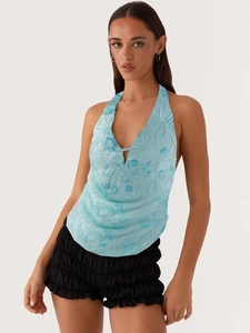Haut bleu clair dos nu avec broderie florale à paillettes et short noir à volants