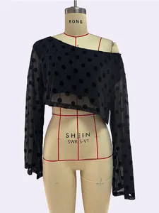 Détail du tissu en maille à pois noirs sur ce crop top transparent à manches longues