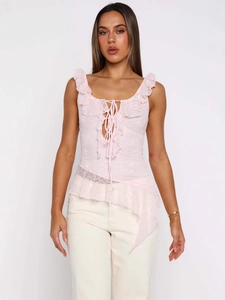 Camisole en dentelle rose à lacets avec volants, col en V profond et ourlet irrégulier