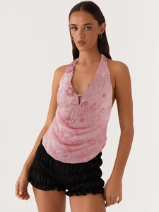 Haut licou rose avec appliqués floraux et short noir à volants superposés chic