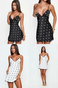 Détails de la robe satinée à pois avec col en V, dentelle et fines bretelles