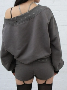 Detailaufnahme des anthrazitfarbenen Loungewear-Sets mit Metallösen auf der Rückseite