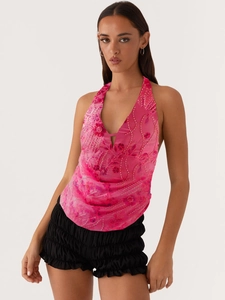 Haut licou à paillettes roses avec short noir froncé pour mode féminine