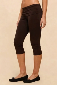 Detail of dark brown high-waist yoga capris showing slimming fit and elastic fabric
