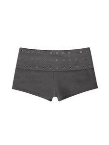 Detail der dunkelgrauen schmalen Shorts mit drei Reihen silberner Metallösen an der Taille