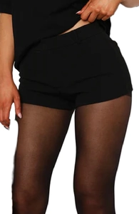Detailansicht der schwarzen elastischen High-Waist-Shorts mit enger Passform