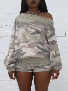Detail der Metallösen an einem Camo-Zweiteiler mit Off-Shoulder-Sweatshirt und Shorts