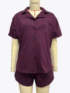 Detailansicht des lila Pyjama-Sets mit Kurzarm-Oberteil, Kragen und praktischer Brusttasche
