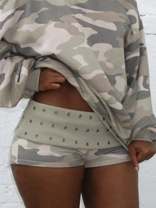 Eng anliegender Camouflage-Trainingsanzug mit langärmeligem Oberteil und Ösen-Shorts