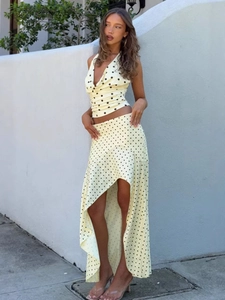 Zweiteiler mit Punktemuster, Neckholder-Crop-Top und asymmetrischem Maxirock mit Volants