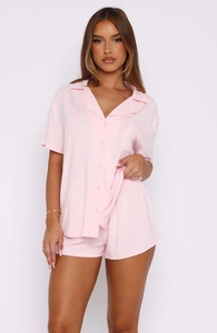 Detail eines rosa kurzärmeligen Pyjama-Sets für Damen mit Knopfleiste und Shorts
