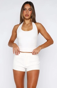 Vorderansicht eines weißen High-Waist-Shorts-Sets mit stylischem Halterneck-Oberteil