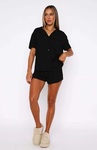 Damen Schlafanzug-Set in Schwarz mit Kurzarm-Hemd und passender kurzer Hose