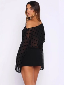 Haut chic en maille transparente à pois noirs avec épaules dénudées et manches évasées