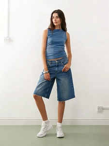 Détail du débardeur rayé pour femmes et du short en jean avec bords effilochés stylés